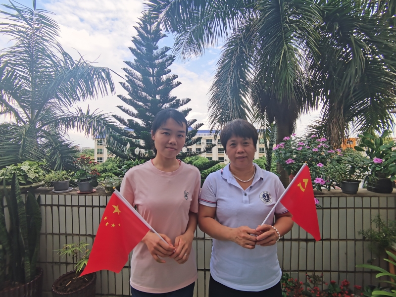 李卓妮(右1)和梁艳薇(左1).jpg 李卓妮(右1)和梁艳薇(左1).jpg