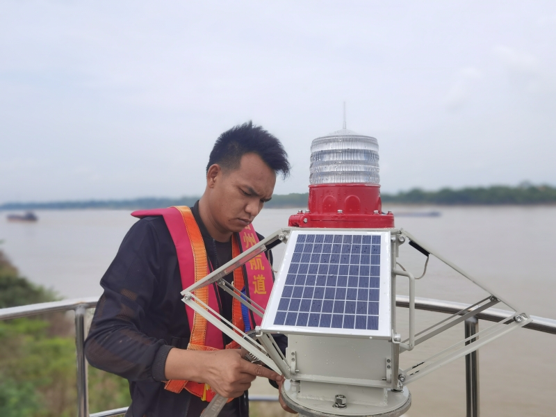 航标员在为示位标更换一体化航标灯（陆成熺供图）.jpg