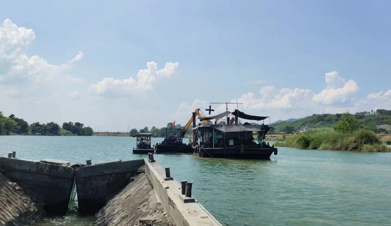 疏浚船在右江上疏通航道.png