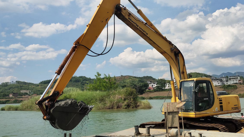 疏浚工驾驶挖掘机在船上作业.png