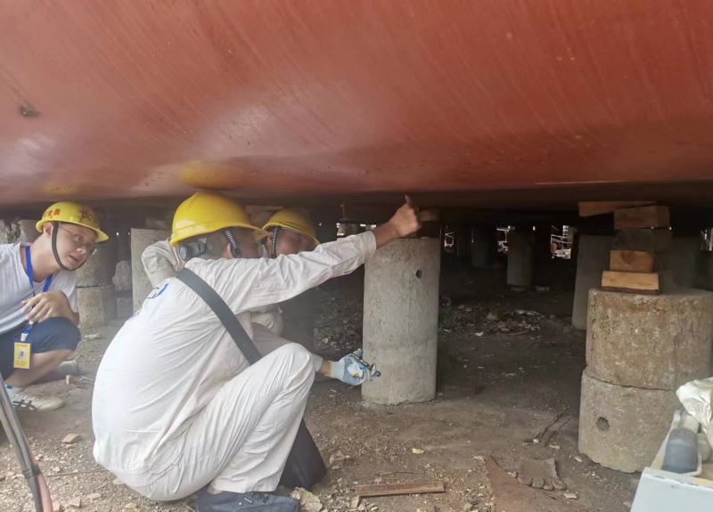 柳州船检监控小组检查现场检查船舶焊接质量 (3).jpg