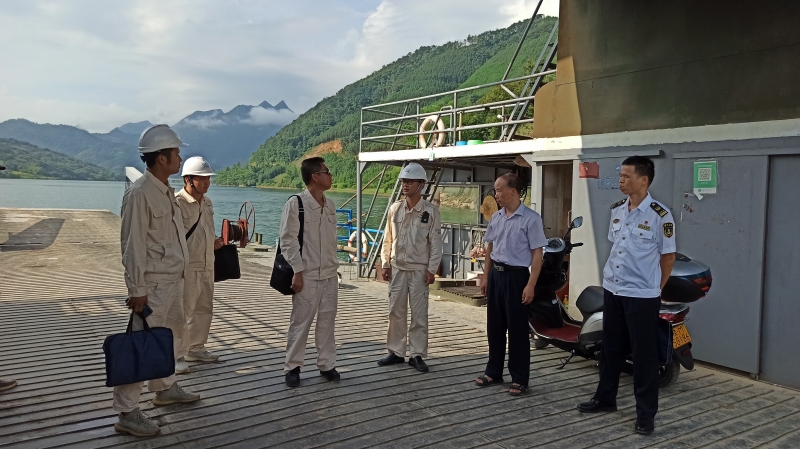 调研小组在东兰堂房渡口现场检查.jpg