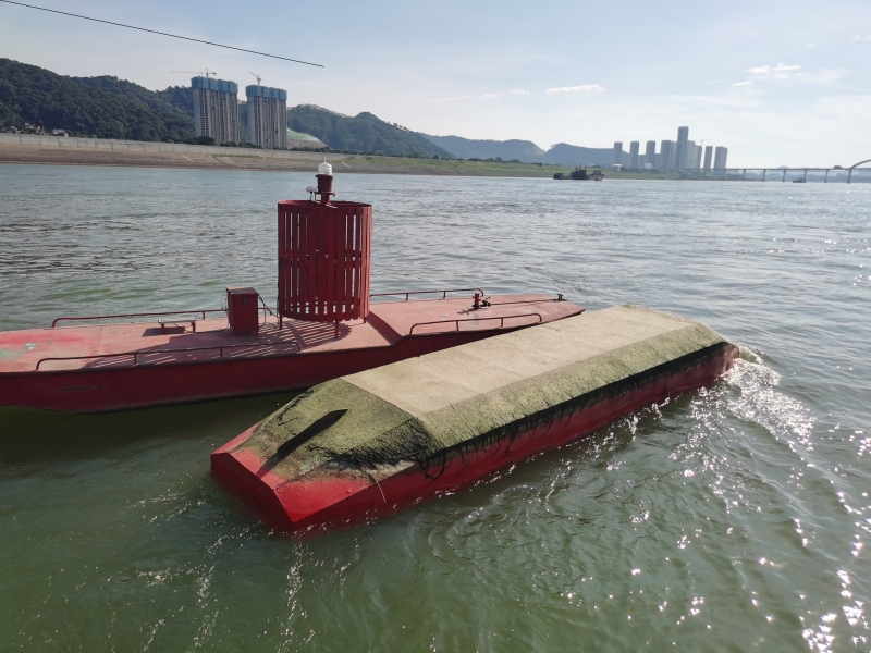 被碰标志缠挂在下游标志上(吴秋兵供图).jpg 被碰标志缠挂在下游标志上(吴秋兵供图).jpg