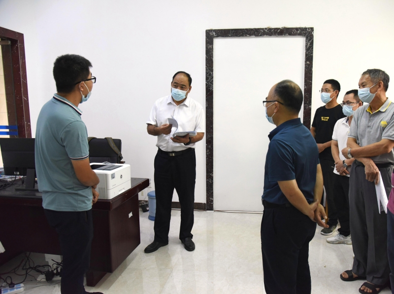 王永兴与渔检工作人员交谈.jpg 王永兴与渔检工作人员交谈.jpg