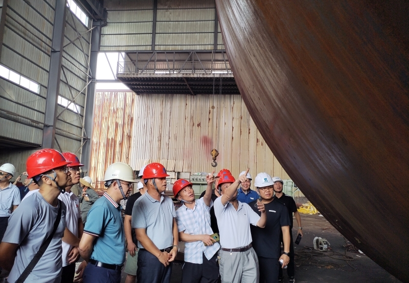 调研小组在 海事通船厂参观独立水泥罐制作.jpg