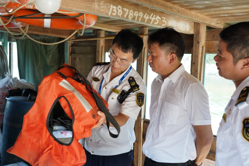 梧州船舶检验中心与海事部门正在核查船用救生衣.JPG