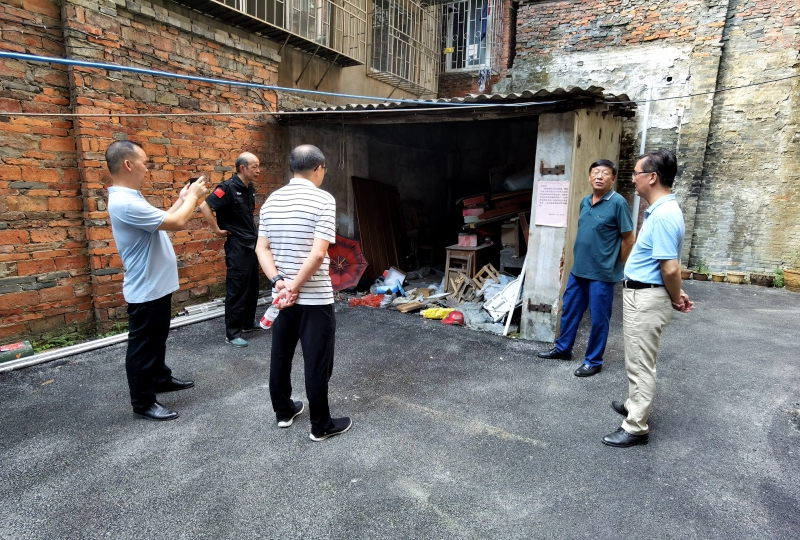 图四：到驻柳职工住宅小区排查安全隐患.jpg