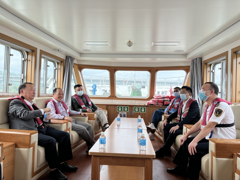 督察组乘坐工作船前往锚泊区.jpg 督察组乘坐工作船前往锚泊区.jpg