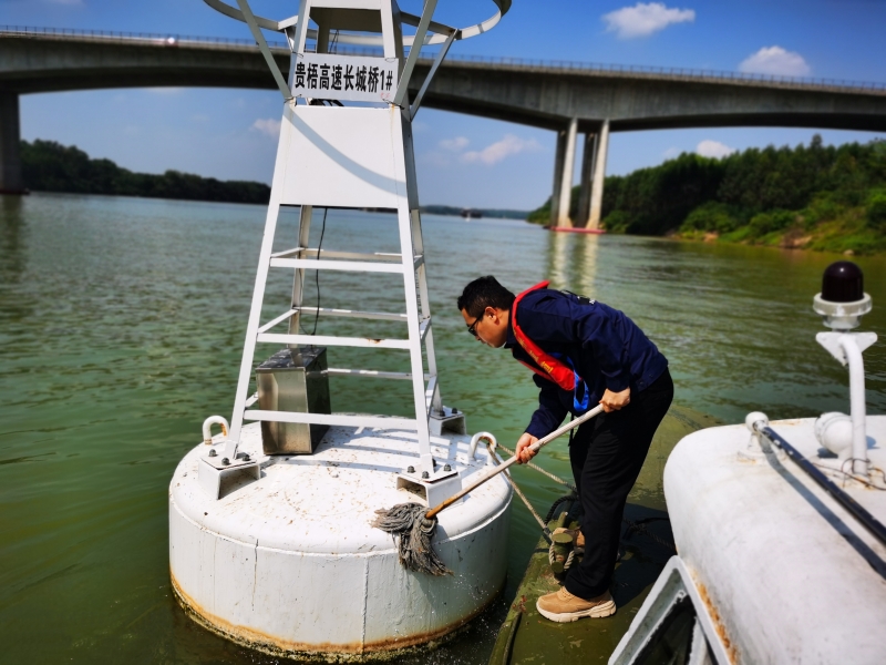 航标员在维护浮鼓式侧面标（陈娴 摄）.jpg