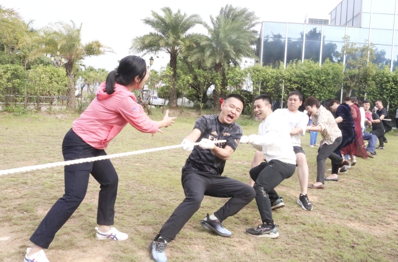 图为:激烈的拔河比赛现场.jpg 图为:激烈的拔河比赛现场.jpg