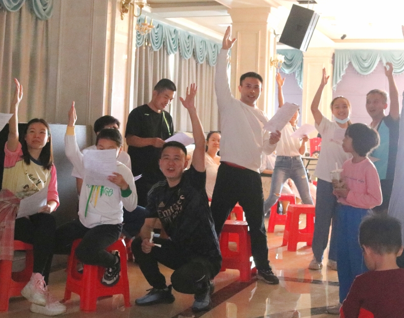 图为:党的二十大知识问答竞赛活动中干部职工踊跃举手抢答.jpg 图为:党的二十大知识问答竞赛活动中干部职工踊跃举手抢答.jpg