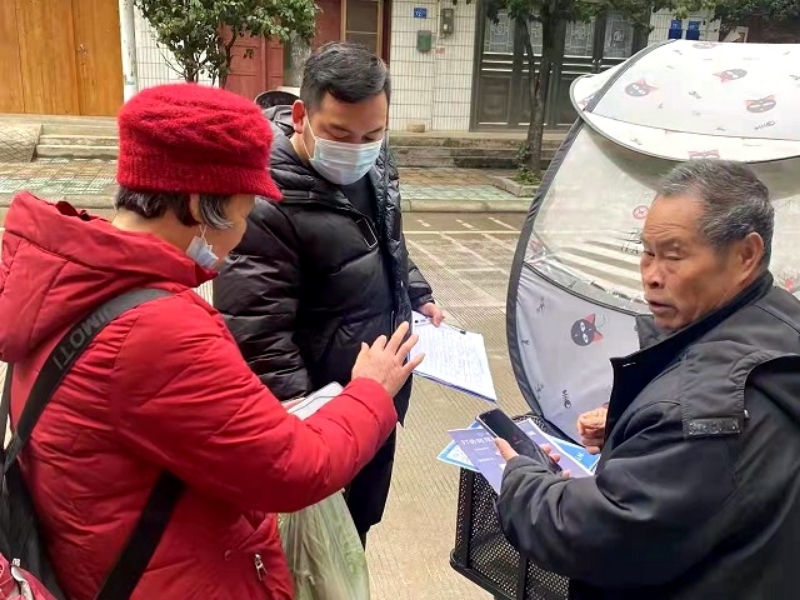 图六:融水航道站航标员在社区做志愿服务.jpg 图六:融水航道站航标员在社区做志愿服务.jpg