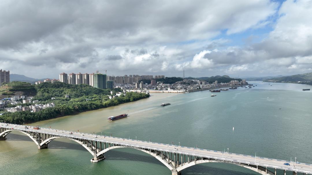 贵港至长洲3000吨级航道藤县西江大桥航段（刘家诚 摄）.jpg
