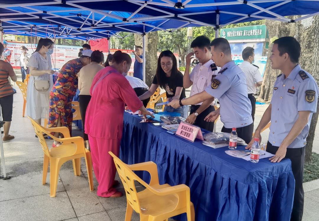 6月20日，在北海市北部湾广场开展2023年“安全生产月”宣传咨询日活动 (2).jpg