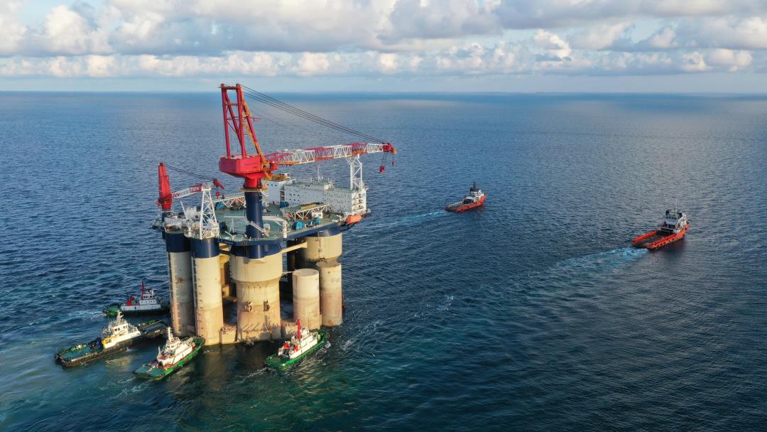 “雄程9”坐底式风电安装平台正在缓缓前行.jpg