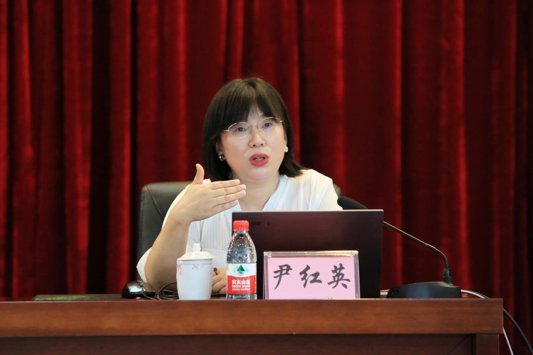 广西区委党校尹红英副教授授课（兰玉辉摄）.jpg