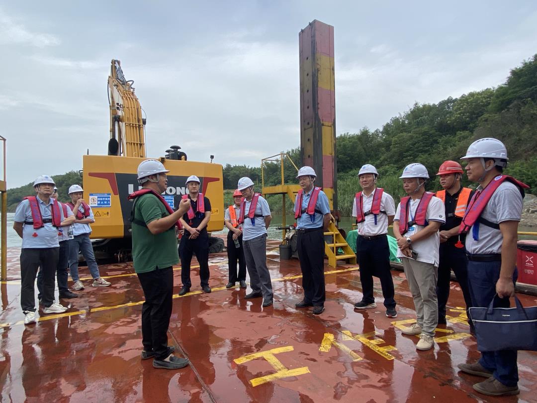 专家组一行在项目施工现场进行调研一.jpg