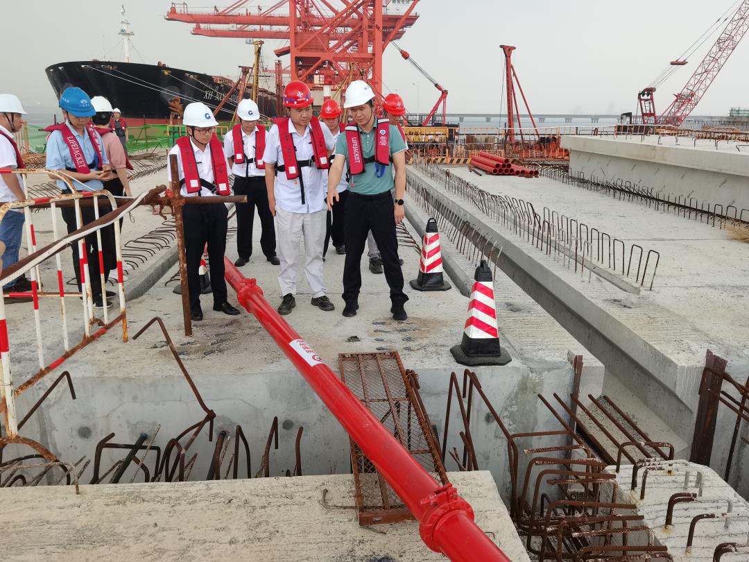 图为防城港分局主要领导带队检查防城港企沙港区赤沙作业区1号2号泊位工程.jpg