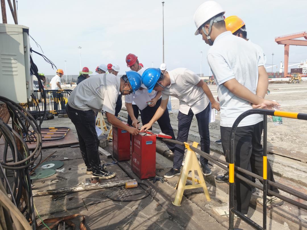 图为交叉检查组对防城港渔満港区404-406号泊位箱场改造工程开展现场隐患排查.jpg