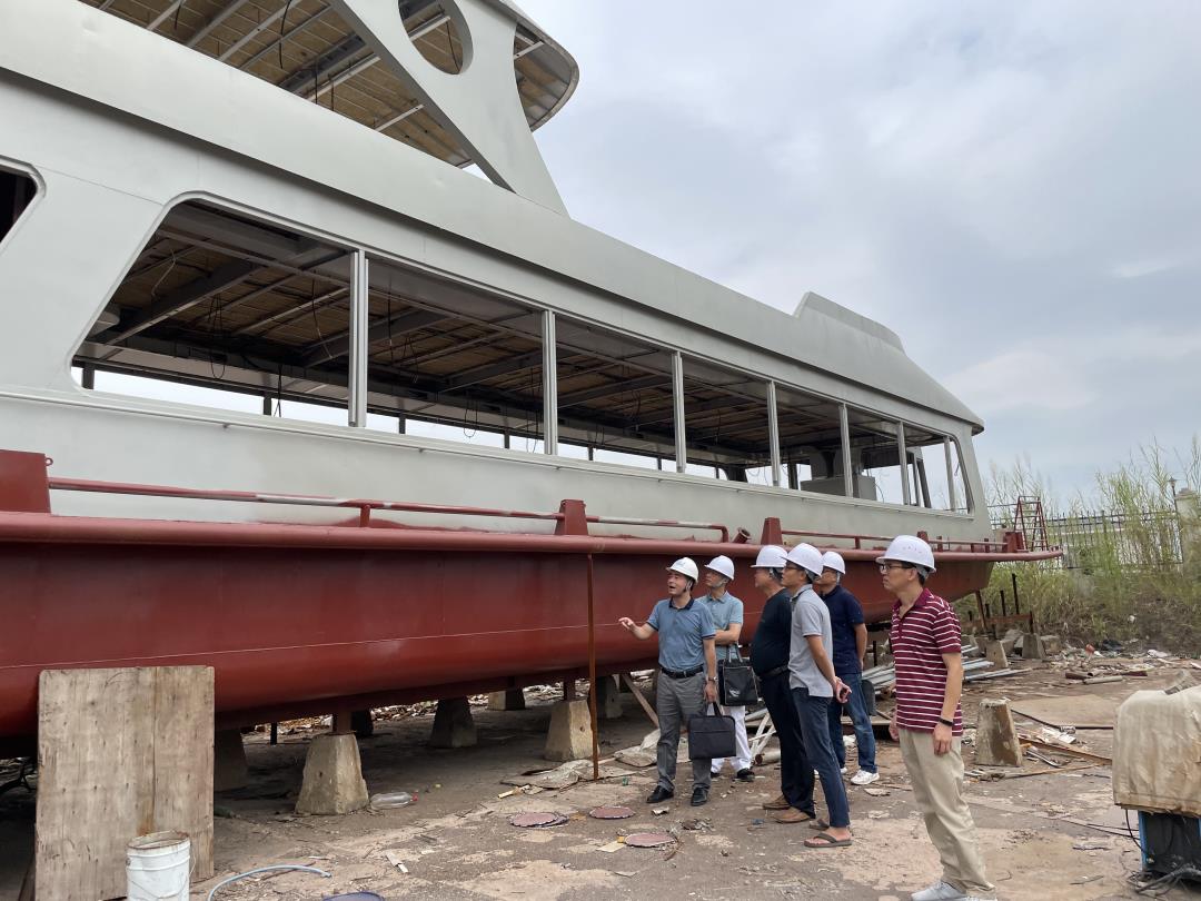 查看漓江游览船建造情况.jpg