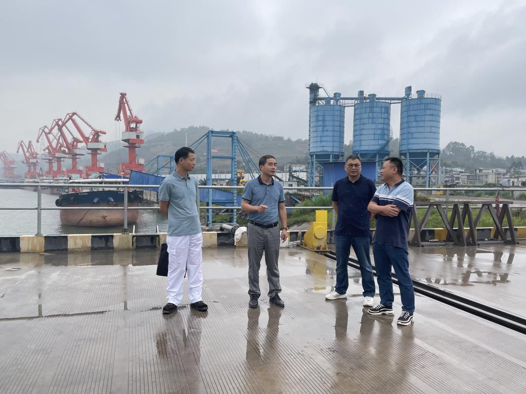 在梧州市赤水港码头调研.jpg