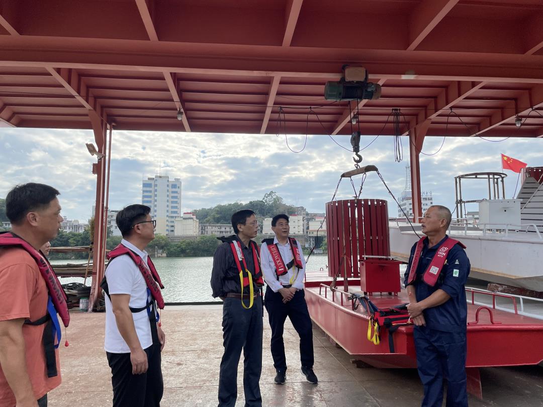 韦立强书记在趸船听蒲庙站站长汇报工作.jpg