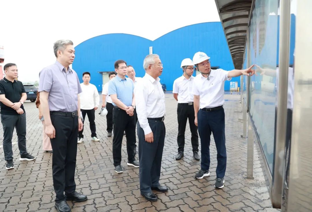 刘可一行在百色港田东港区祥周作业区了解港口作业区的规划、建设及运营等情况。.jpg