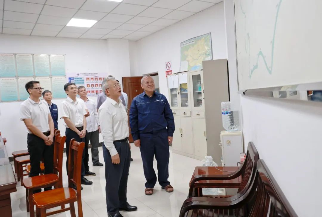 刘可一行在南宁航道养护中心百色分中心了解内河航道建设、养护、管理等方面情况。.jpg