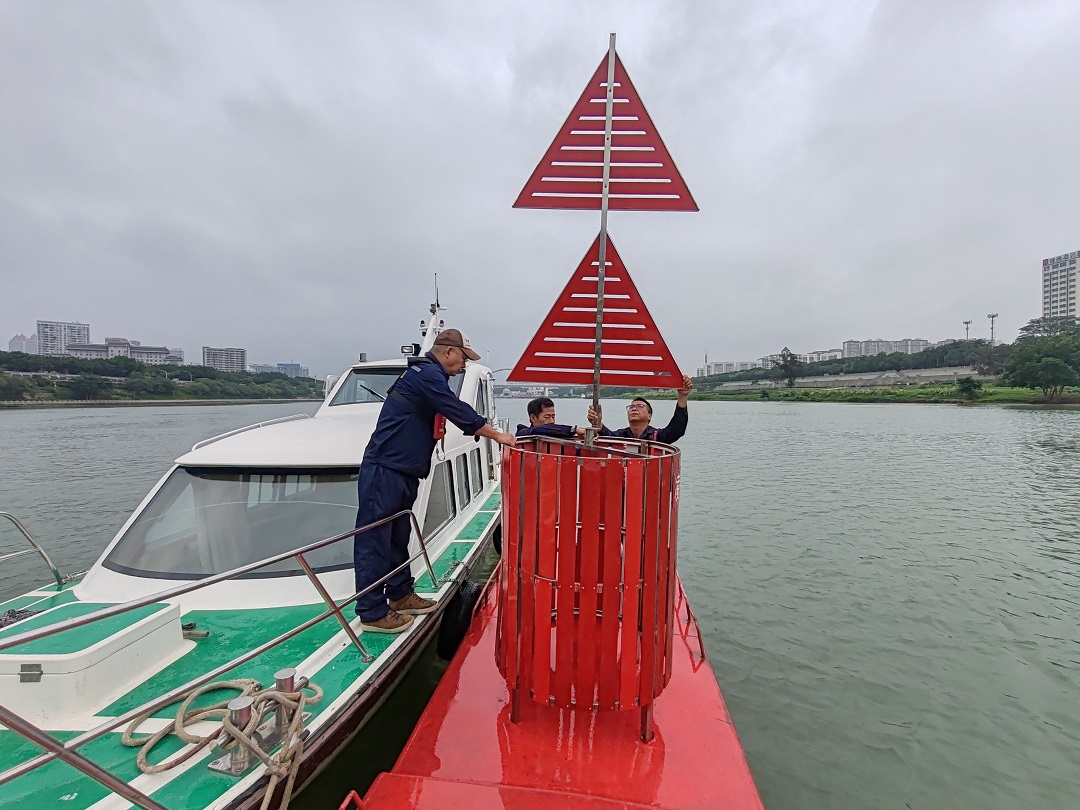 1749110523795097230.jpg 航道工作人员设置封航标.jpg