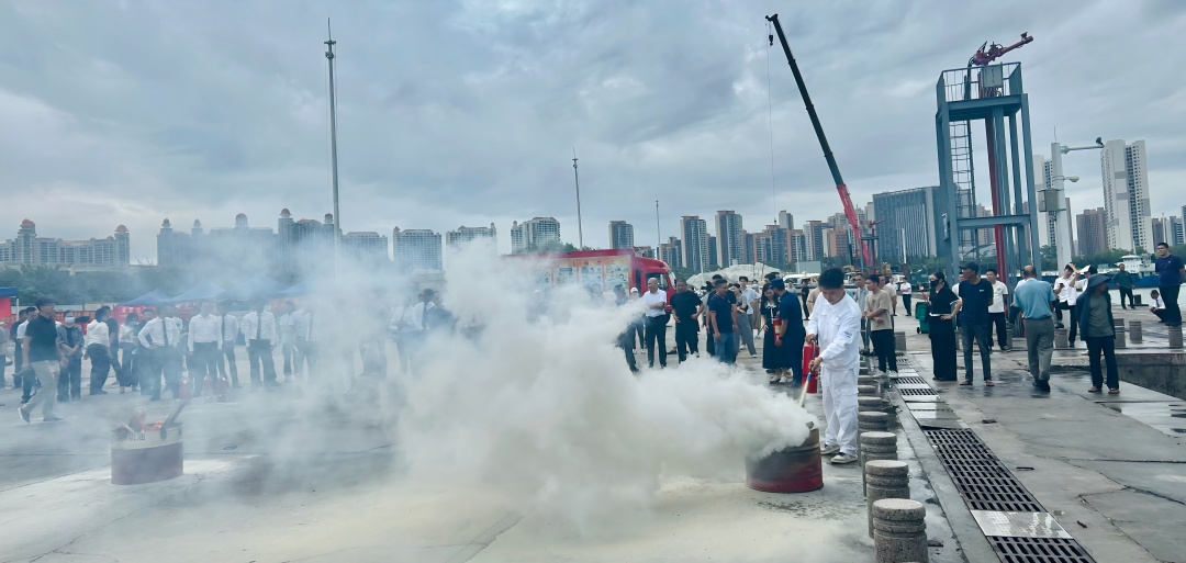 北海船检中心验船师示范演练使用灭火器灭火(1).jpg
