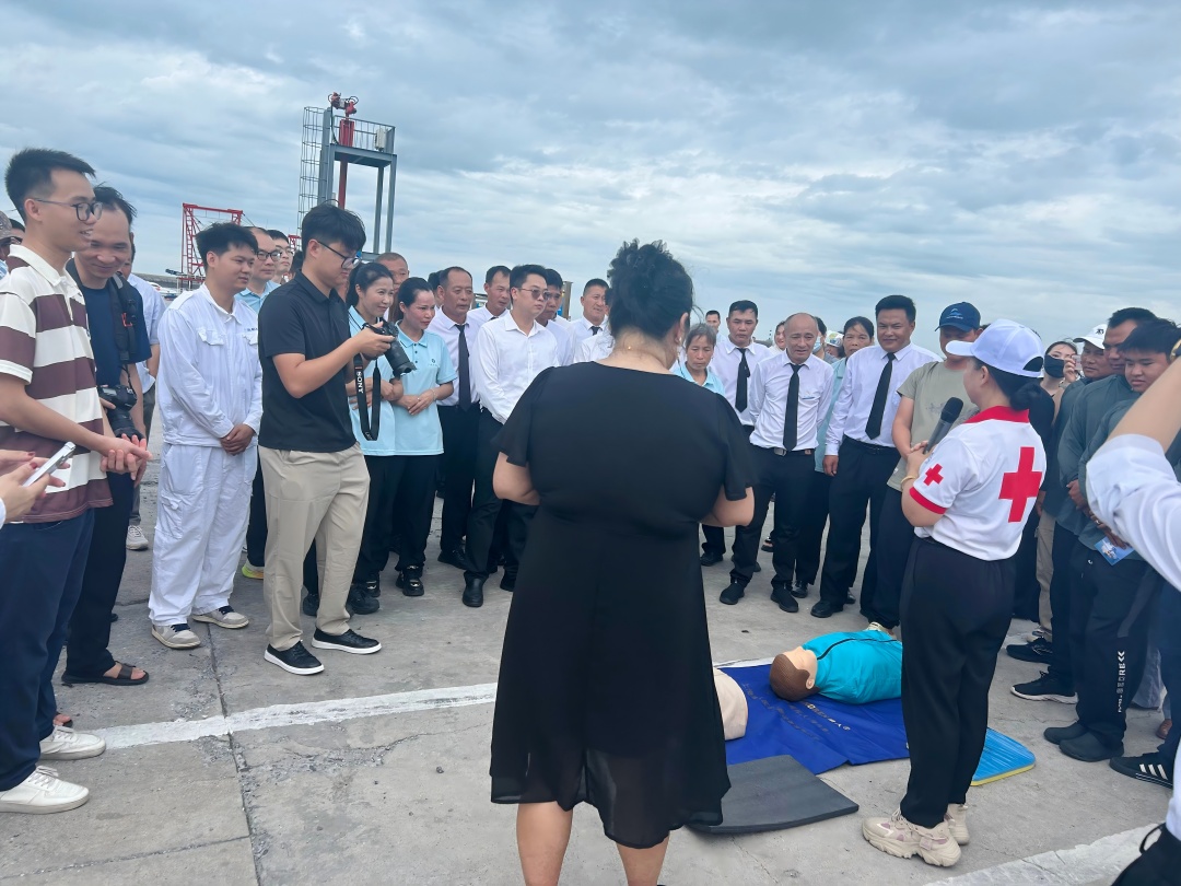 北海船检中心验船师认真学习心肺复苏等基础急救知识(1).jpg