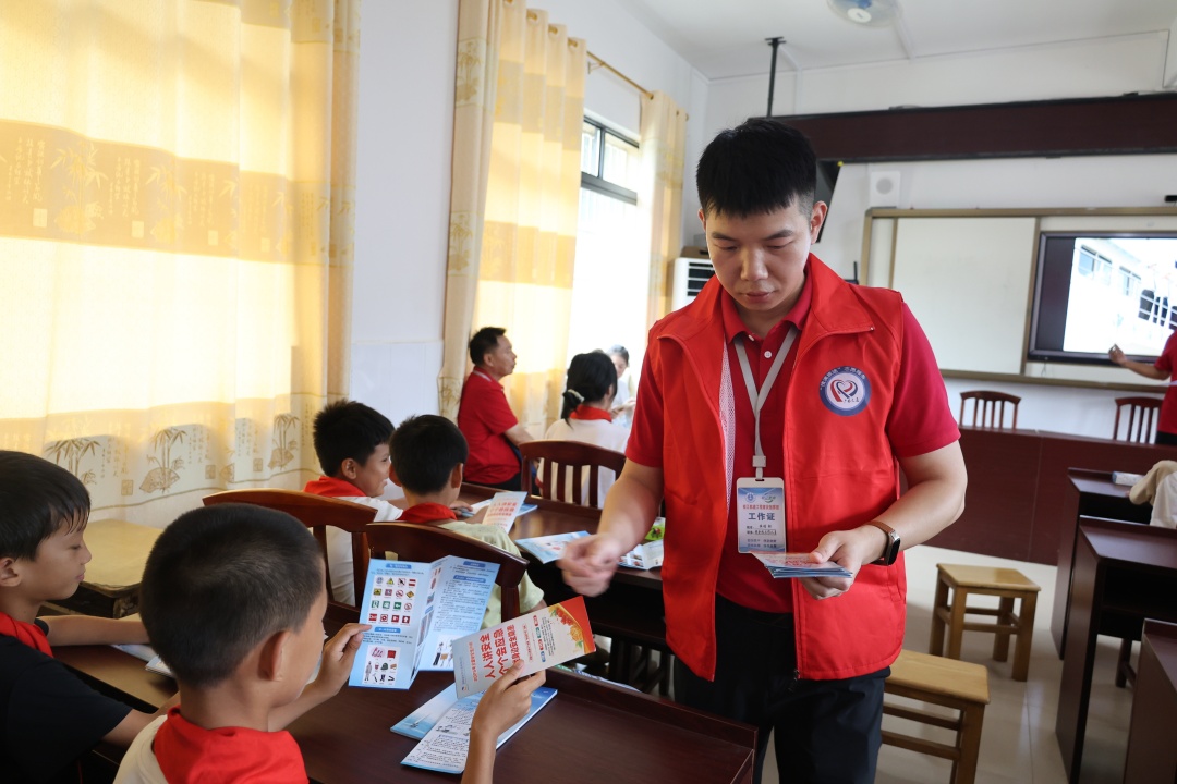 1750752443591026703.jpg 06宣传小组成员发放宣传手册(进校园)(1).jpg