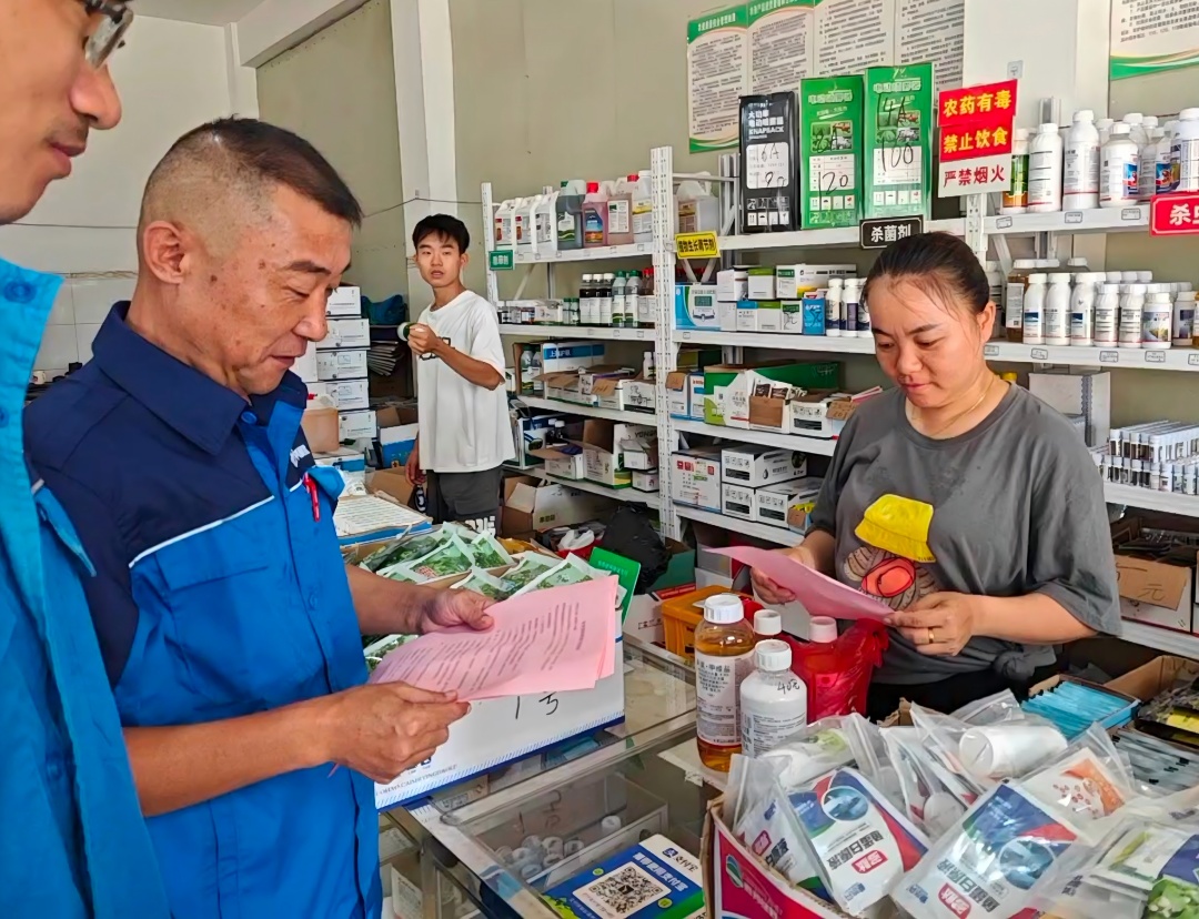 1750752564899054364.jpg 20宣传小组成员在个体商户宣传安全知识(进家庭)(1).jpg