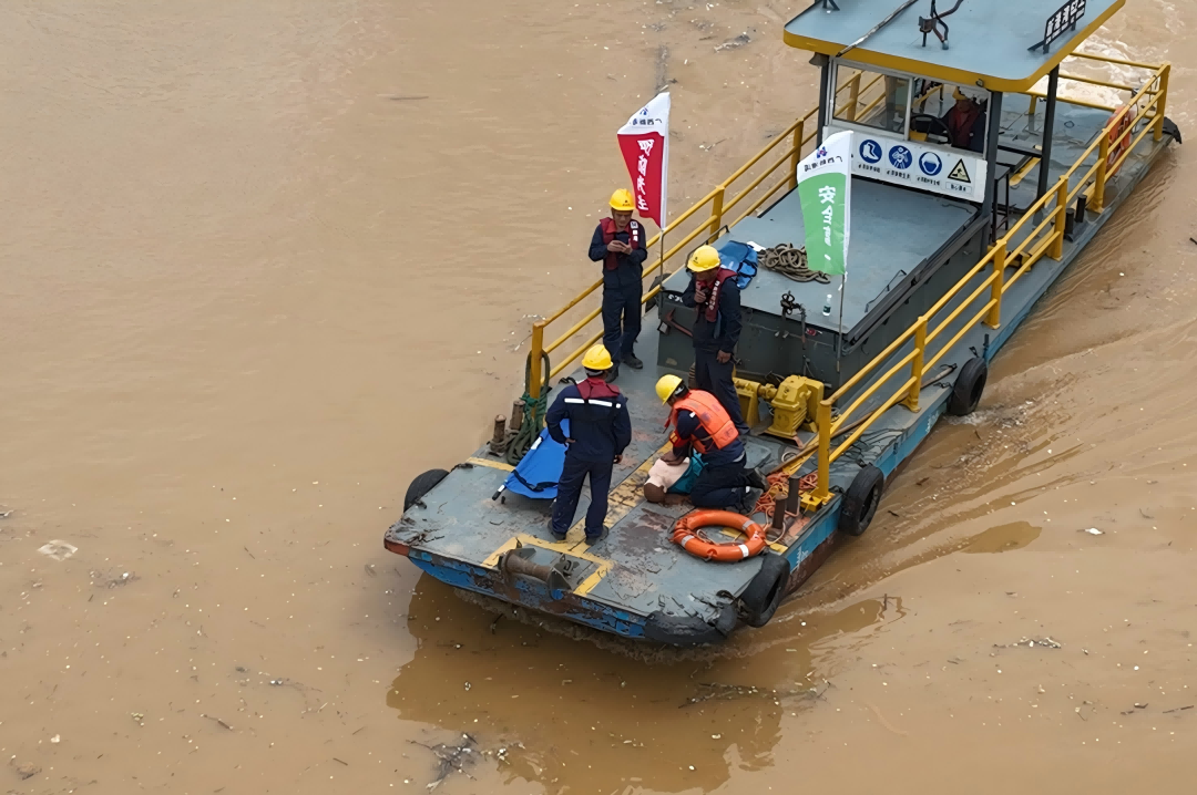对落水人员进行心肺复苏，并通过对讲机向总指挥报告(1).png