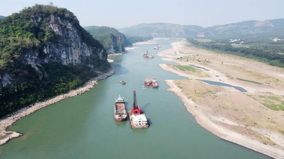 1751340257639087604.jpg 本项目航道整治施工现场2(1).jpg