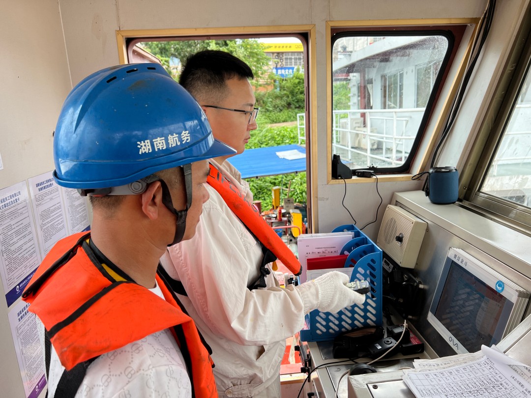 1751859216256041760.jpg 认真检查设备.jpg