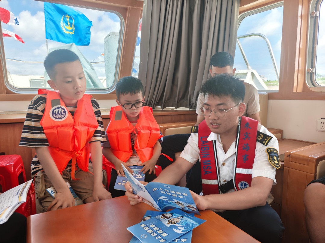 1752482991392015096.jpg 讲解水上安全知识.jpg