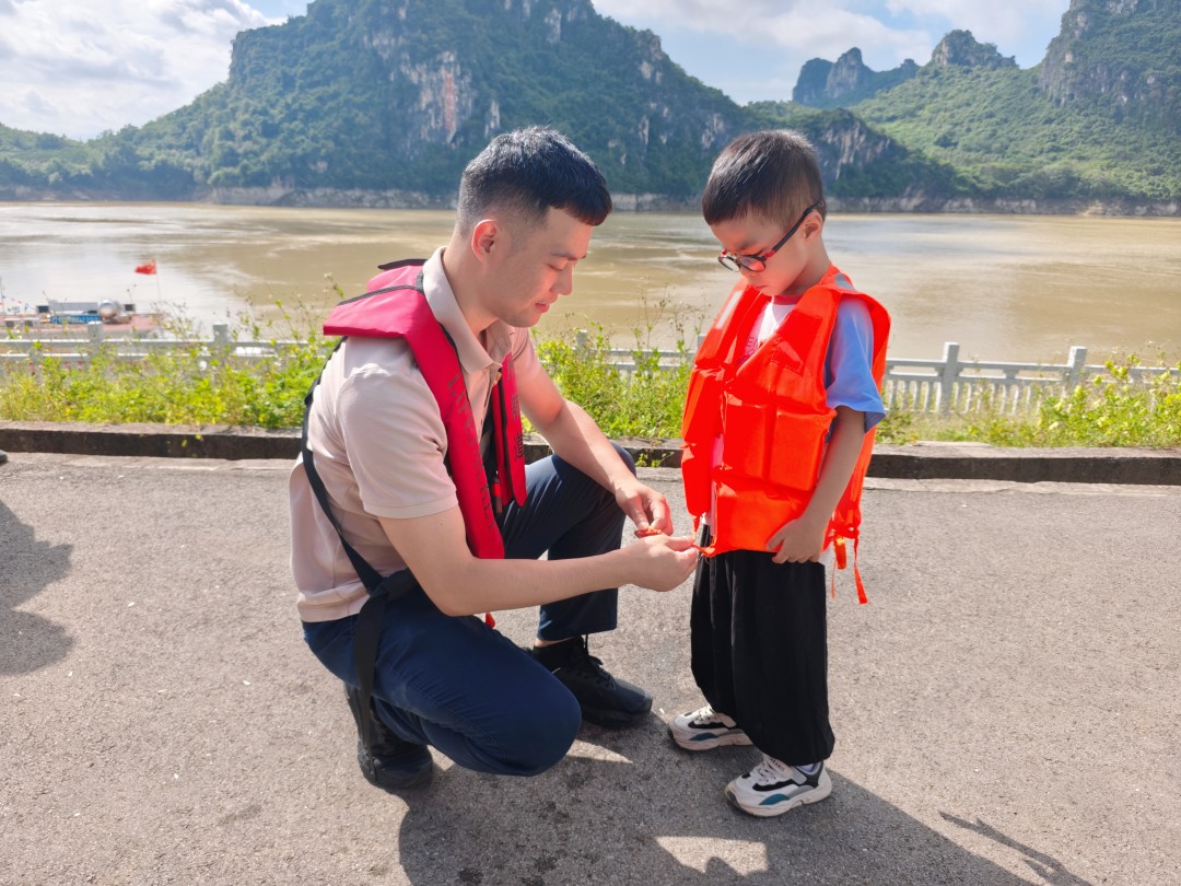 1752483084846005088.jpg 学习穿戴救生衣.jpg