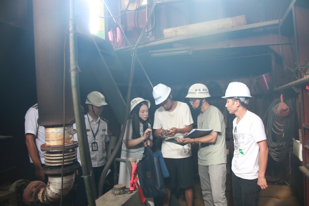 工作人员仔细核对船舶主尺度、主要机器设备等信息.jpg