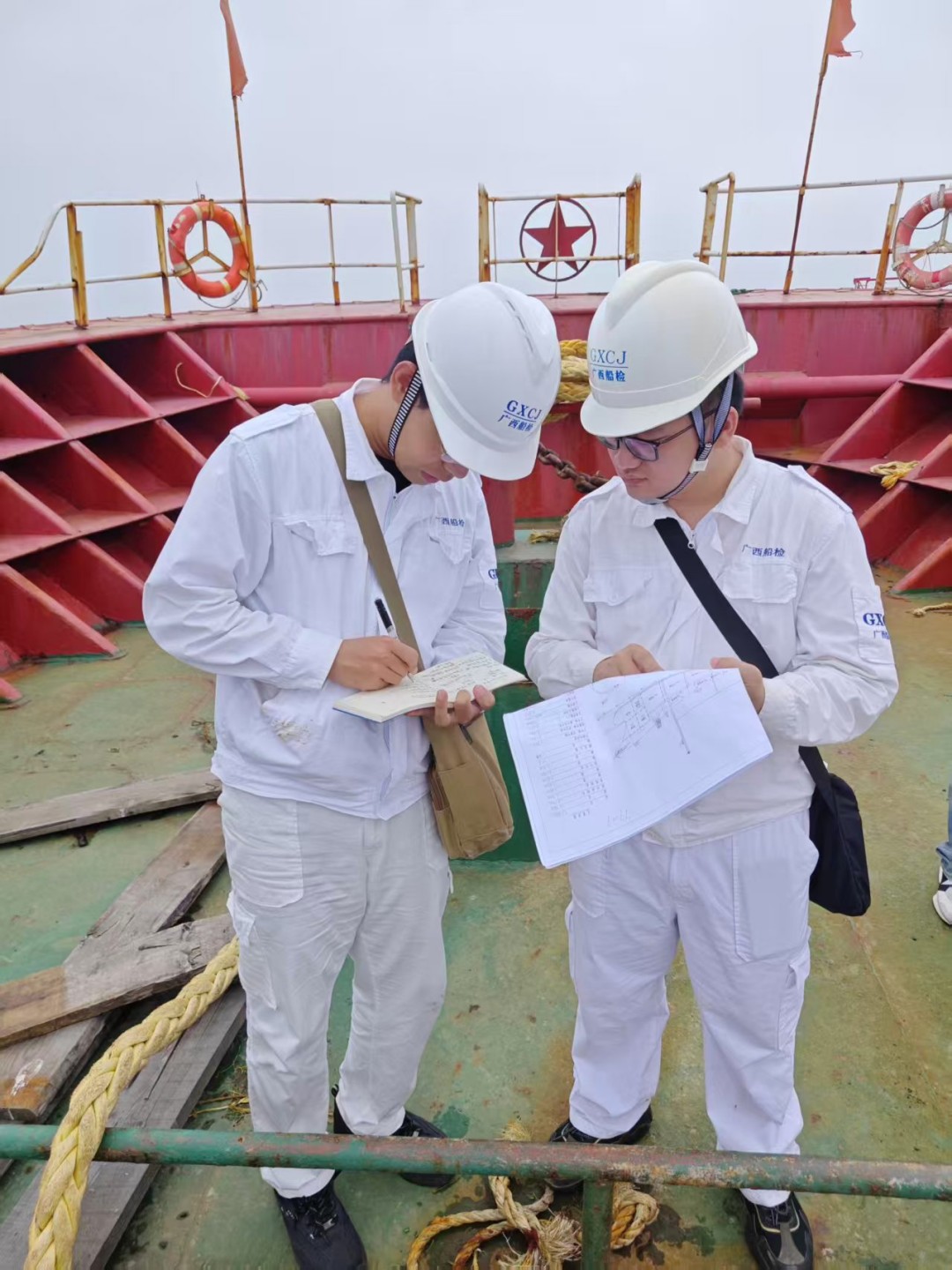 验船师穿戴整齐开展检验工作.jpg