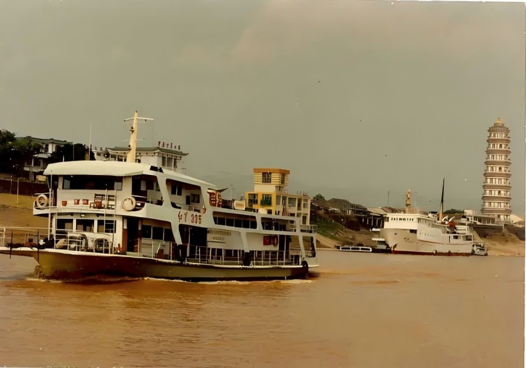 1756352163624079258.jpg 1.90年代客船红星355(网络图片).jpg