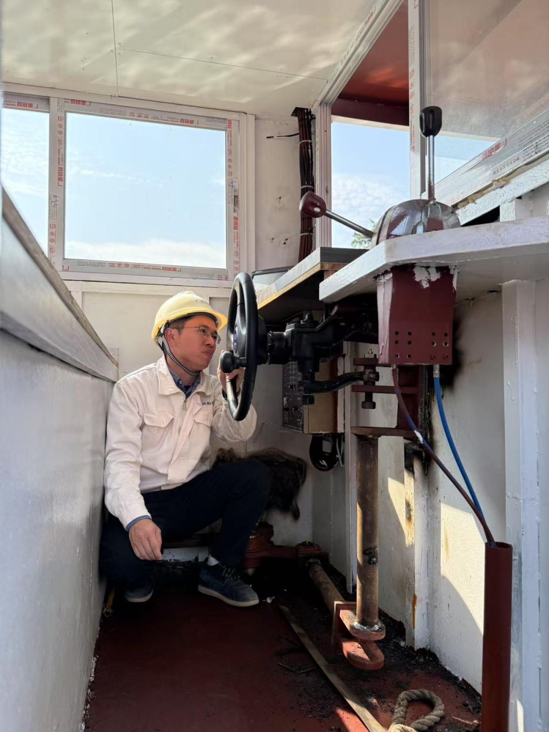 1756352240921036569.jpg 4.中心验船师开展人力舵机的实船效用试验.jpg