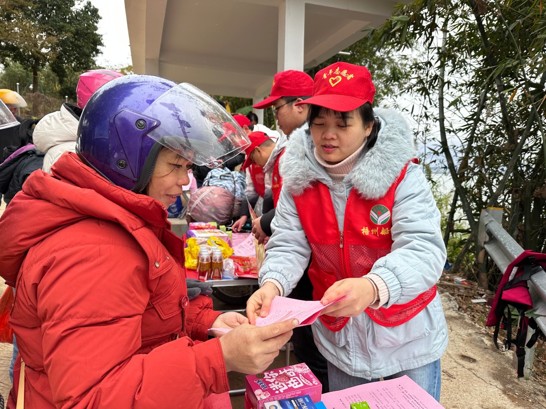 1756352307536066295.jpg 7.中心青年到渡口开展志愿服务.jpg