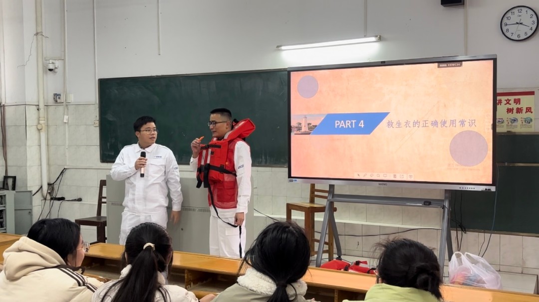 1756352322476045184.jpg 8.中心青年验船师到学校开展水上安全教育.jpg