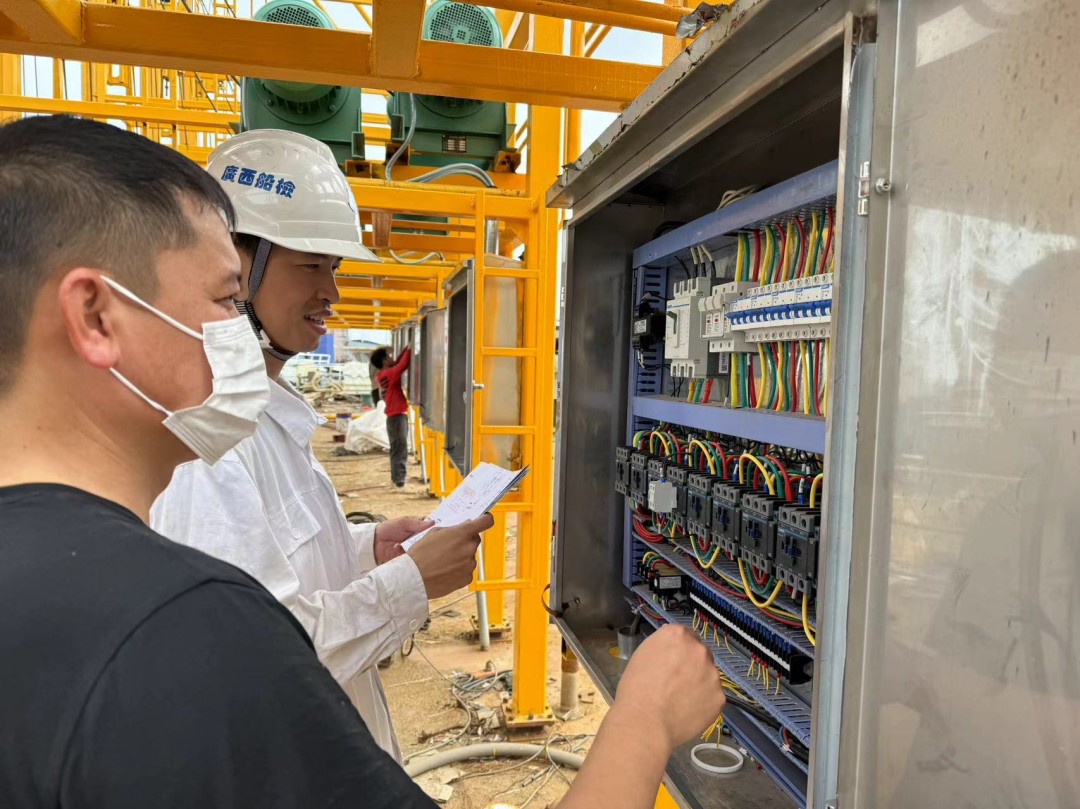 1757494097031083264.jpg 图片8:验船师在合浦海洋造船厂检验平陆运河工程船.jpg