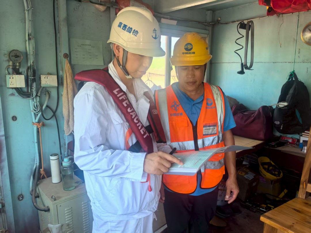 1757494196141084993.jpg 北海船检中心验船师与平陆运河施工船船东进行交流2.jpg