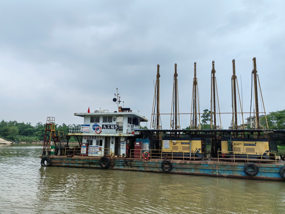 1757494218976003611.jpg 北海船检中心验船师检验湖南籍船舶“九工钻5”,并发出广西首张全国通检互认船舶检验证书.jpg