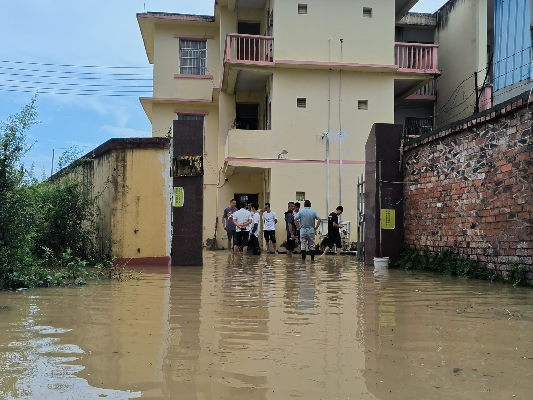 1759984656483016197.jpg 现场检查受洪水危及站房物资转移.jpg