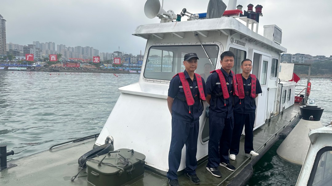 航道工作人员现场执勤，保障龙舟赛水域安全.jpg