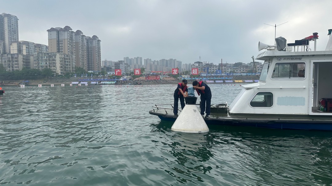 航道工作人员维护航标，保障赛事水域航道标识清晰1.jpg